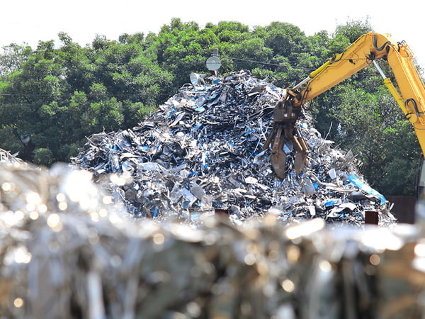 Como a venda de sucatas contribui para a preservação do meio ambiente?